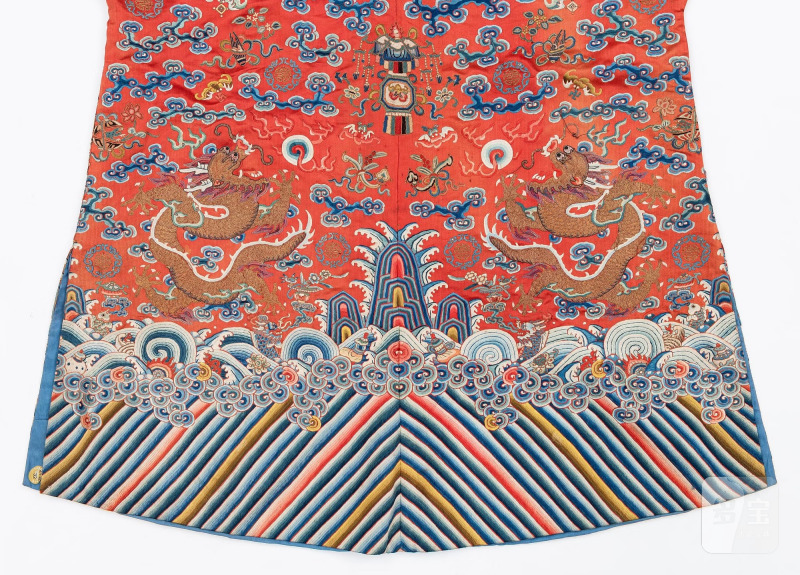 A Chinese embroidered silk robe, - 图11